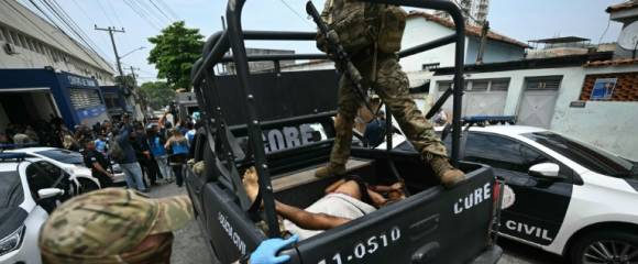 Des policiers transportent dans un véhicule des corps vers un hôpital lors d'une opération dans la favela de Vila Cruzeiro, dans le complexe de Penha, à Rio de Janeiro, le 28 octobre 2025 au Brésil Des policiers transportent dans un véhicule des corps vers un hôpital lors d'une opération dans la favela de Vila Cruzeiro, dans le complexe de Penha, à Rio de Janeiro, le 28 octobre 2025 au Brésil