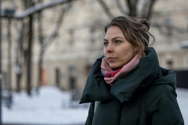 L'opposante russe Khelga Pirogova marche dans une rue du centre-ville de Vilnius le 3 février 2026.