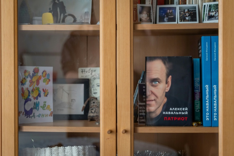 L'autobiographie du défunt chef de l'opposition russe Alexei Navalny, intitulée "Patriote", est exposée sur une étagère dans l'appartement de la militante d'opposition russe Khelga Pirogova à Vilnius, le 3 février 2026.