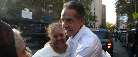 L'ex-gouverneur démocrate de l'Etat de New York Andrew Cuomo, candidat indépendant aux élections municipales de la ville, salue des supporteurs à New York, le 23 octobre 2025. L'ex-gouverneur démocrate de l'Etat de New York Andrew Cuomo, candidat indépendant aux élections municipales de la ville, salue des supporteurs à New York, le 23 octobre 2025.
