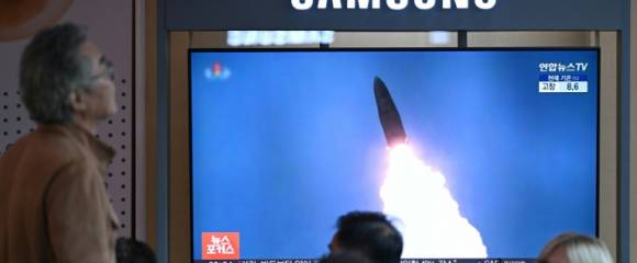 Des personnes sont assises devant un écran de télévision diffusant un journal télévisé avec des images d'archives d'un test de missile nord-coréen, dans une gare de Séoul, le 22 octobre 2025 Des personnes sont assises devant un écran de télévision diffusant un journal télévisé avec des images d'archives d'un test de missile nord-coréen, dans une gare de Séoul, le 22 octobre 2025