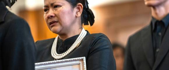Une femme endeuillée pleure dans la file d'attente pour rendre hommage à la reine mère Sirikit de Thaïlande au Grand Palais de Bangkok, le 26 octobre 2025 Une femme endeuillée pleure dans la file d'attente pour rendre hommage à la reine mère Sirikit de Thaïlande au Grand Palais de Bangkok, le 26 octobre 2025
