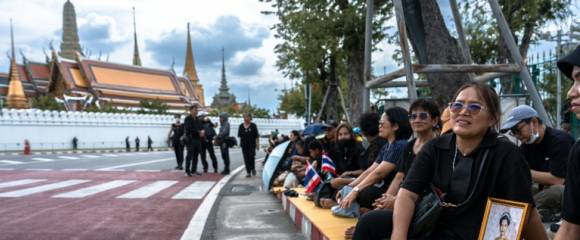 Des Thaïlandais en deuil attendent le passage du cortège funéraire après le décès de la reine mère Sirikit, le 26 octobre 2025 à Bangkok Des Thaïlandais en deuil attendent le passage du cortège funéraire après le décès de la reine mère Sirikit, le 26 octobre 2025 à Bangkok