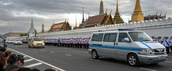Des Thaïlandais assistent au passage du cortège funèbre amenant la dépouille de la reine mère Sirikit au Palais royal de Bankok, le 26 octobre 2025 Des Thaïlandais assistent au passage du cortège funèbre amenant la dépouille de la reine mère Sirikit au Palais royal de Bankok, le 26 octobre 2025