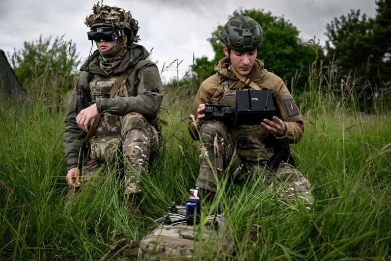Des militaires se préparent à piloter un drone FPV lors du premier "challenge international" de drones militaires à Semoutiers-Montsaon, le 20 mai 2026 en Haute-Marne