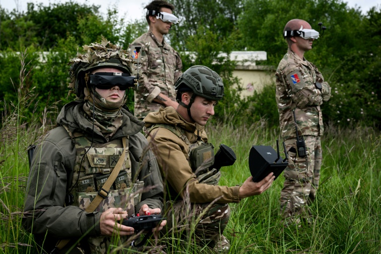 Des militaires pilotent un drone FPV lors du premier "challenge international" de drones militaires à Semoutiers-Montsaon, le 20 mai 2026 en Haute-Marne
