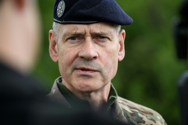 Pierre Schill, chef d'Etat-major de l'armée de terre, répond aux questions des journalistes lors du premier "challenge international" de drones militaires à Semoutiers-Montsaon, le 20 mai 2026 en Haute-Marne