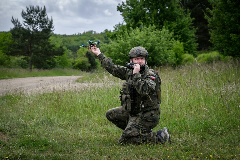 Un soldat polonais se prépare à lancer un drone FPV lors du premier "challenge international" de drones militaires à Semoutiers-Montsaon, le 20 mai 2026 en Haute-Marne