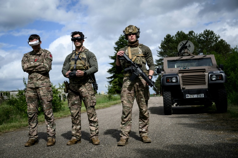 Des soldats pilotent un drone FPVU lors du premier "challenge international" de drones militaires à Semoutiers-Montsaon, le 20 mai 2026 en Haute-Marne