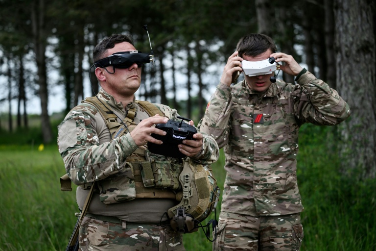 Des militaires se préparent à piloter un drone FPV lors du premier "challenge international" de drones militaires à Semoutiers-Montsaon, le 20 mai 2026 en Haute-Marne