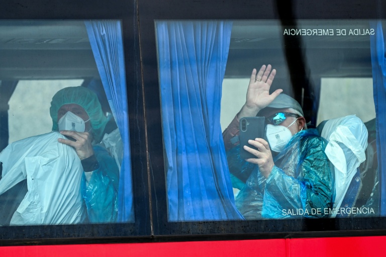 Des passagers du navire de croisière MV Hondius, touché par l'hantavirus, à bord d'un bus militaire, le 10 mai 2026 sur l'île espagnole de Tenerife