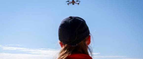 La secouriste Eliza Heys pilote son drone au large d'une plage à Sydney, le 1er octobre 2025 La secouriste Eliza Heys pilote son drone au large d'une plage à Sydney, le 1er octobre 2025