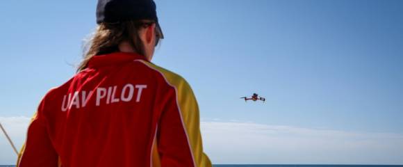 La secouriste Eliza Heys pilote son drone au large d'une plage à Sydney, le 1er octobre 2025 La secouriste Eliza Heys pilote son drone au large d'une plage à Sydney, le 1er octobre 2025