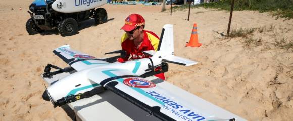 Le secouriste Oliver Heys prépare un grand drone de surveillance sur une plage à Sydney, le 1er octobre 2025 Le secouriste Oliver Heys prépare un grand drone de surveillance sur une plage à Sydney, le 1er octobre 2025