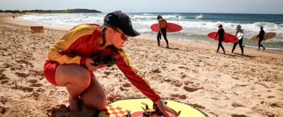 La secouriste Eliza Heys vérifie un drone après son atterrissage sur une plage à Sydney, le 1er octobre 2025 La secouriste Eliza Heys vérifie un drone après son atterrissage sur une plage à Sydney, le 1er octobre 2025