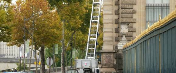 Des policiers se tiennent près du monte-charge utilisé par des cambrioleurs pour pénétrer dans le musée du Louvre, le 19 octobre 2025 à Paris Des policiers se tiennent près du monte-charge utilisé par des cambrioleurs pour pénétrer dans le musée du Louvre, le 19 octobre 2025 à Paris