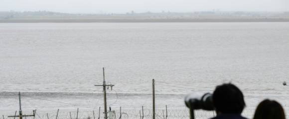 Des personnes observent la côte nord-coréenne depuis l'île de Gyodong, pendant la période de Chuseok, grande fête familiale d'automne, le 7 octobre 2025 en Corée du Sud Des personnes observent la côte nord-coréenne depuis l'île de Gyodong, pendant la période de Chuseok, grande fête familiale d'automne, le 7 octobre 2025 en Corée du Sud