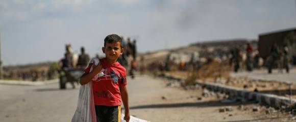 Un garçon palestinien tient un sac derrière lui au retour d'une distribution d'aide alimentaire de l'organisation GHF dans le centre de la bande de Gaza le 5 octobre 2025. Un garçon palestinien tient un sac derrière lui au retour d'une distribution d'aide alimentaire de l'organisation GHF dans le centre de la bande de Gaza le 5 octobre 2025.