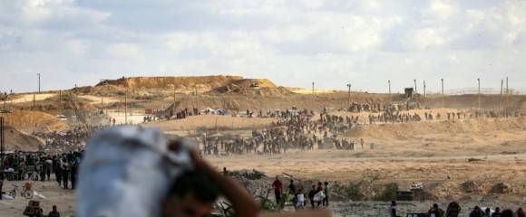Des palestiniens transportent des sacs d'aide alimentaire au retour d'un point de distribution de l'organisation GHF le 5 Octobre 2025 dans le centre de la bande de Gaza. Des palestiniens transportent des sacs d'aide alimentaire au retour d'un point de distribution de l'organisation GHF le 5 Octobre 2025 dans le centre de la bande de Gaza.