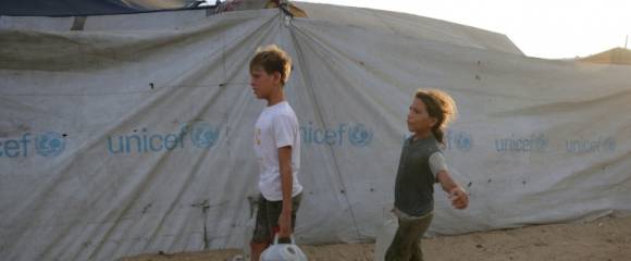 Nizar et sa soeur Hala, âgés respectivement de 14 et 11 ans, de retour d'un point de distribution d'eau à Al-Zawayda, dans le centre de la bande de Gaza, le 9 Octobre 2025. Nizar et sa soeur Hala, âgés respectivement de 14 et 11 ans, de retour d'un point de distribution d'eau à Al-Zawayda, dans le centre de la bande de Gaza, le 9 Octobre 2025.
