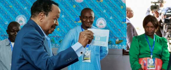 Paul Biya, 92 ans, glisse son bulletin dans l'urne à Yaoundé le 12 octobre 2025 Paul Biya, 92 ans, glisse son bulletin dans l'urne à Yaoundé le 12 octobre 2025