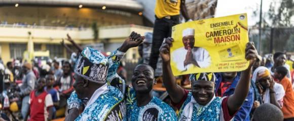 Un groupe de conducteurs de moto-taxis soutiennent le candidat Tchiroma dans les rues de Yaounde, le 11 octobre 2025 Un groupe de conducteurs de moto-taxis soutiennent le candidat Tchiroma dans les rues de Yaounde, le 11 octobre 2025