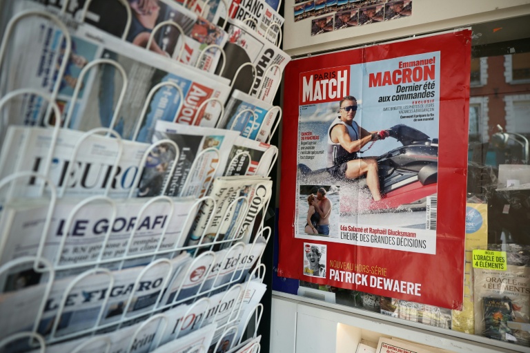 La une de "Paris Match" montrant le président Emmanuel Macron faisant du jet-ski, lors de ses vacances à Brégançon, en vente dans un kiosque à Paris, le 14 août 2026