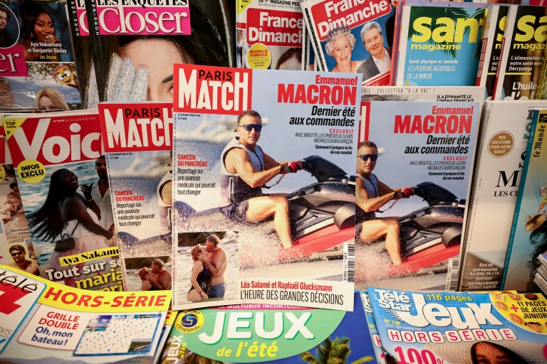 La une de "Paris Match" montrant le président Emmanuel Macron faisant du jet-ski, lors de ses vacances à Brégançon, en vente dans un kiosque à Paris, le 14 août 2026