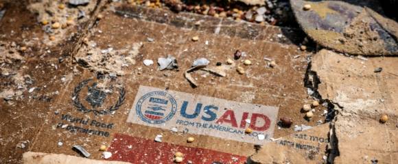 Un logo de l'Usaid sur un carton au milieu de restes éparpillés de boîtes et de matériaux abandonnés après des actes de vandalisme et de pillages à l'entrepôt du Programme alimentaire mondial (PAM) à Bukavu, le 21 février 2025 en RDC Un logo de l'Usaid sur un carton au milieu de restes éparpillés de boîtes et de matériaux abandonnés après des actes de vandalisme et de pillages à l'entrepôt du Programme alimentaire mondial (PAM) à Bukavu, le 21 février 2025 en RDC
