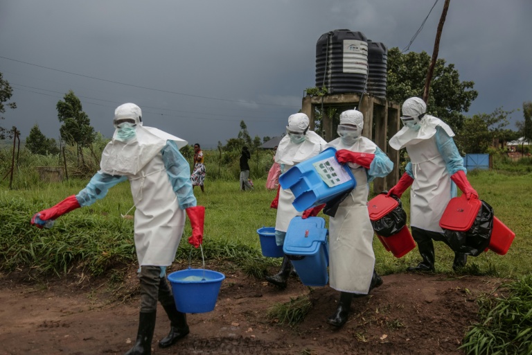 Des soignants portant des équipements de protection individuelle transportent du désinfectant à l’hôpital de Rwampara, en République démocratique du Congo, frappée par une épidémie d'Ebola, le 21 mai 2026.