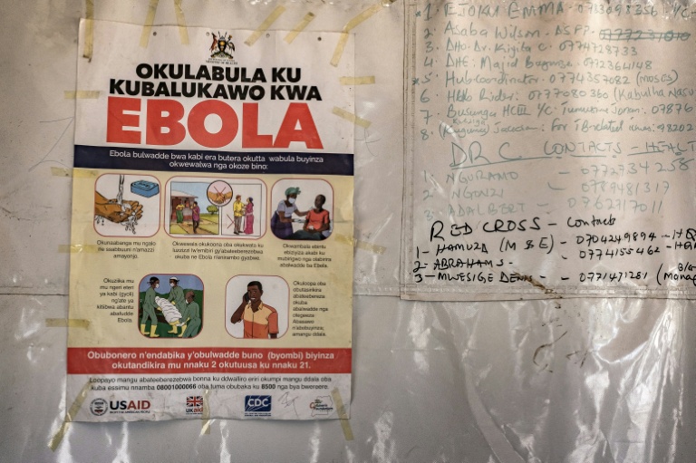 Une affiche indiquant des numéros d’urgence liés à l'épidémie d’Ebola est épinglée dans une tente au poste-frontière de Busunga, entre l’Ouganda et la République démocratique du Congo, à Bundibugyo, le 18 mai 2026