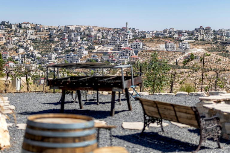 Le village palestinien de Mihkmas evu depuis la terrasse d'une exploitation viticole dans la colonie israélienne de Shaar Binyamin, au sud-est de Ramallah, le 9 septembre 2026 en Cisjordanie occupée