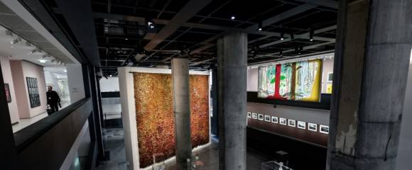 Cette photographie prise le 17 octobre 2025 montre des créations artistiques exposées dans les nouveaux locaux de la galerie d'art de la Fondation Cartier à Paris qui ouvrira ses portes le 25 octobre 2025 Cette photographie prise le 17 octobre 2025 montre des créations artistiques exposées dans les nouveaux locaux de la galerie d'art de la Fondation Cartier à Paris qui ouvrira ses portes le 25 octobre 2025