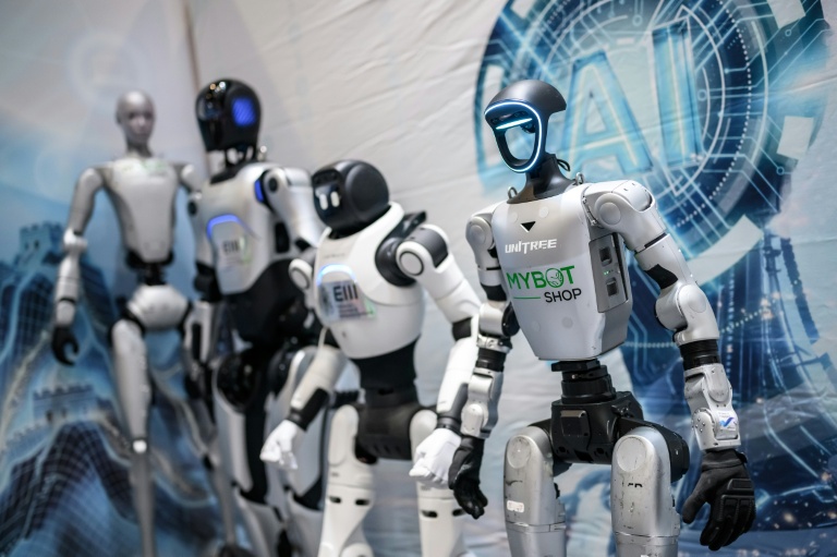 Des robots humanoïdes exposés sur le stand d'entreprises technologiques chinoises lors du sommet mondial "AI for Good", le 7 juillet 2026 à Genève, en Suisse