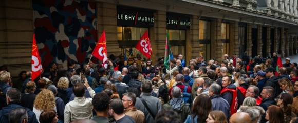 Des salariés du BHV manifestent devant le grand magasin parisien le 10 octobre, lors d'une grève pour protester contre l'arrivée de la marque de fast-fashion Shein dans son enceinte Des salariés du BHV manifestent devant le grand magasin parisien le 10 octobre, lors d'une grève pour protester contre l'arrivée de la marque de fast-fashion Shein dans son enceinte