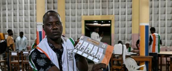 Un représentant de la commission électorale montre un bulletin de vote pour la présidentielle ivoirienne, à Abidjan le 25 octobre 2025 Un représentant de la commission électorale montre un bulletin de vote pour la présidentielle ivoirienne, à Abidjan le 25 octobre 2025