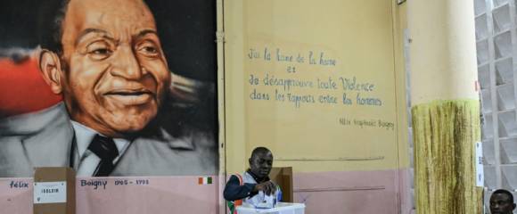 Un représentant de la commission électorale compte les votes de la présidentielle ivoirienne devant un tableau du premier président de Côte d'Ivoire, Félix Houphouët-Boigny, le 25 octobre 2025 à Abidjan Un représentant de la commission électorale compte les votes de la présidentielle ivoirienne devant un tableau du premier président de Côte d'Ivoire, Félix Houphouët-Boigny, le 25 octobre 2025 à Abidjan