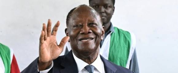 Le président sortant et candidat à la présidentielle ivoirienne salue ses partisans après avoir voté, à Abidjan le 25 octobre 2025 Le président sortant et candidat à la présidentielle ivoirienne salue ses partisans après avoir voté, à Abidjan le 25 octobre 2025