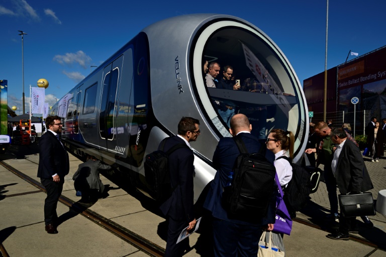 Un train régional Vellink, dont le nez ressemble à un hublot ou à un aquarium, du constructeur ferroviaire chinois CRRC est exposé au salon Innotrans de Berlin, le 22 septembre 2026