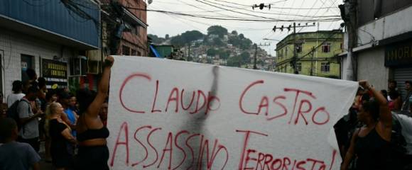 Des habitants d'une favela brandissent une pancarte qualifiant d'"Assassin terroriste" le gouverneur de l'Etat de Rio, Claudio Castro, le 29 octobre 2025 Des habitants d'une favela brandissent une pancarte qualifiant d'"Assassin terroriste" le gouverneur de l'Etat de Rio, Claudio Castro, le 29 octobre 2025