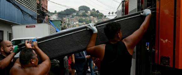 Des habitants hissent un corps dans une des favelas du Complexo da Penha, à Rio de Janeiro, le 29 octobre 2025 Des habitants hissent un corps dans une des favelas du Complexo da Penha, à Rio de Janeiro, le 29 octobre 2025