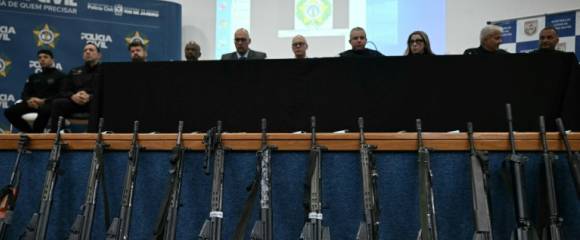 Des fusils d'assaut saisis lors d'une vaste opération antidrogue à Rio, exposés lors d'une conférence de presse de la police le 29 octobre 2025 Des fusils d'assaut saisis lors d'une vaste opération antidrogue à Rio, exposés lors d'une conférence de presse de la police le 29 octobre 2025