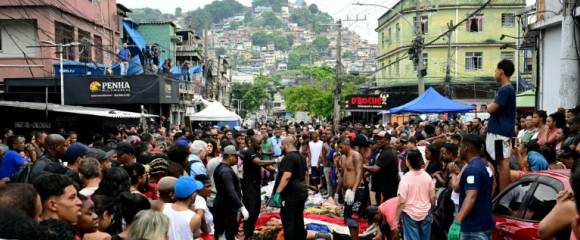 Des habitants se tiennent devant des corps alignés dans une des favelas du Complexo da Penha, à Rio de Janeiro, le 29 octobre 2025 Des habitants se tiennent devant des corps alignés dans une des favelas du Complexo da Penha, à Rio de Janeiro, le 29 octobre 2025