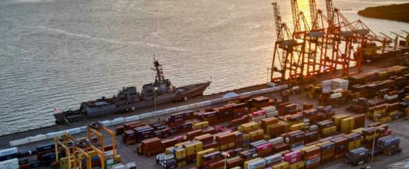 Vue aérienne du navire de guerre lance-missile américain USS Gravely amarré à Port d'Espagne, capitale de Trinité-et-Tobago, petit archipel situé à une dizaine de kilomètres du Venezuela, le 26 octobre 2025 Vue aérienne du navire de guerre lance-missile américain USS Gravely amarré à Port d'Espagne, capitale de Trinité-et-Tobago, petit archipel situé à une dizaine de kilomètres du Venezuela, le 26 octobre 2025