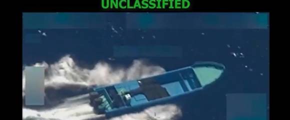 Photo diffusée par le Pentagone présentant selon cette source une attaque contre un bateau de narcotrafiquants dans le Pacifique, le 21 octobre 2025 Photo diffusée par le Pentagone présentant selon cette source une attaque contre un bateau de narcotrafiquants dans le Pacifique, le 21 octobre 2025