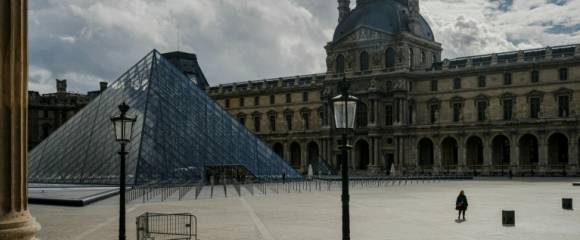 La cour de la pyramide du Louvre presque vide alors que le musée reste fermé lundi 20 octobre La cour de la pyramide du Louvre presque vide alors que le musée reste fermé lundi 20 octobre