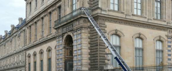 Des policiers à côté du monte-charge utilisé par des voleurs pour entrer dans le musée du Louvre, le 19 octobre 2025 Des policiers à côté du monte-charge utilisé par des voleurs pour entrer dans le musée du Louvre, le 19 octobre 2025