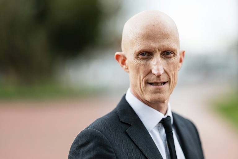 L’entrepreneur Timothée Durand, seul candidat au rachat du fabricant de verrerie Arc, devant le tribunal de commerce métropolitain de Lille à Tourcoing, le 10 mars 2026 dans le Nord