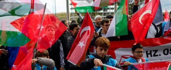 Une foule brandissant des drapeaux s'est rassemblée à l'aéroport d'Istanbul pour accueillir les militants de la flottille pour Gaza après leur expulsion d'Israël, le 4 octobre 2025 Une foule brandissant des drapeaux s'est rassemblée à l'aéroport d'Istanbul pour accueillir les militants de la flottille pour Gaza après leur expulsion d'Israël, le 4 octobre 2025