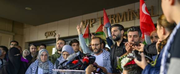 Près de 140 militants de la flottille de Gaza ont été transportés par avion à Istanbul samedi, parmi lesquels 36 ressortissants turcs. Près de 140 militants de la flottille de Gaza ont été transportés par avion à Istanbul samedi, parmi lesquels 36 ressortissants turcs.